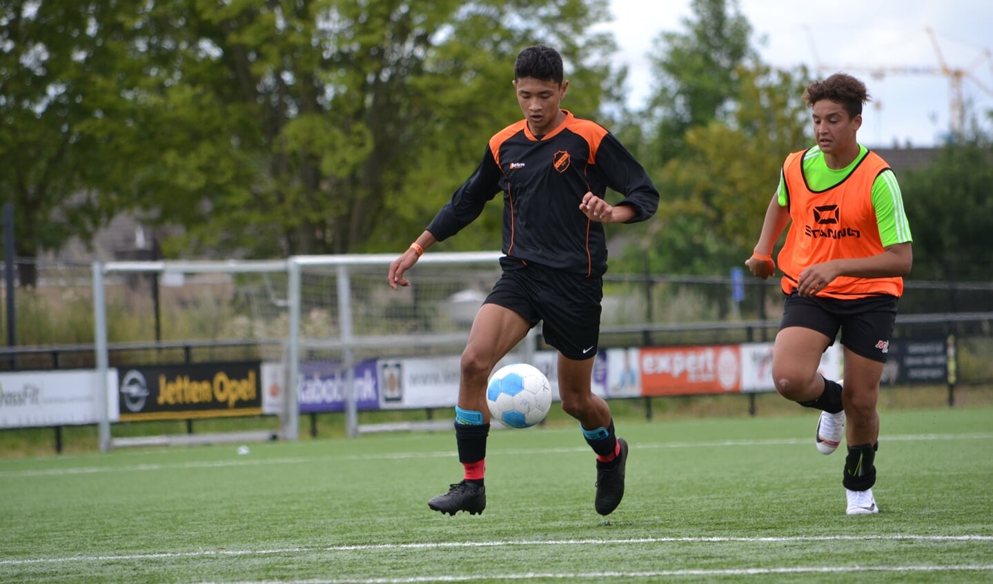 Jeugdvoetballertjes uit Spanje en Cuijk trainen deze week samen op de Campus Holanda bij SIOL. 