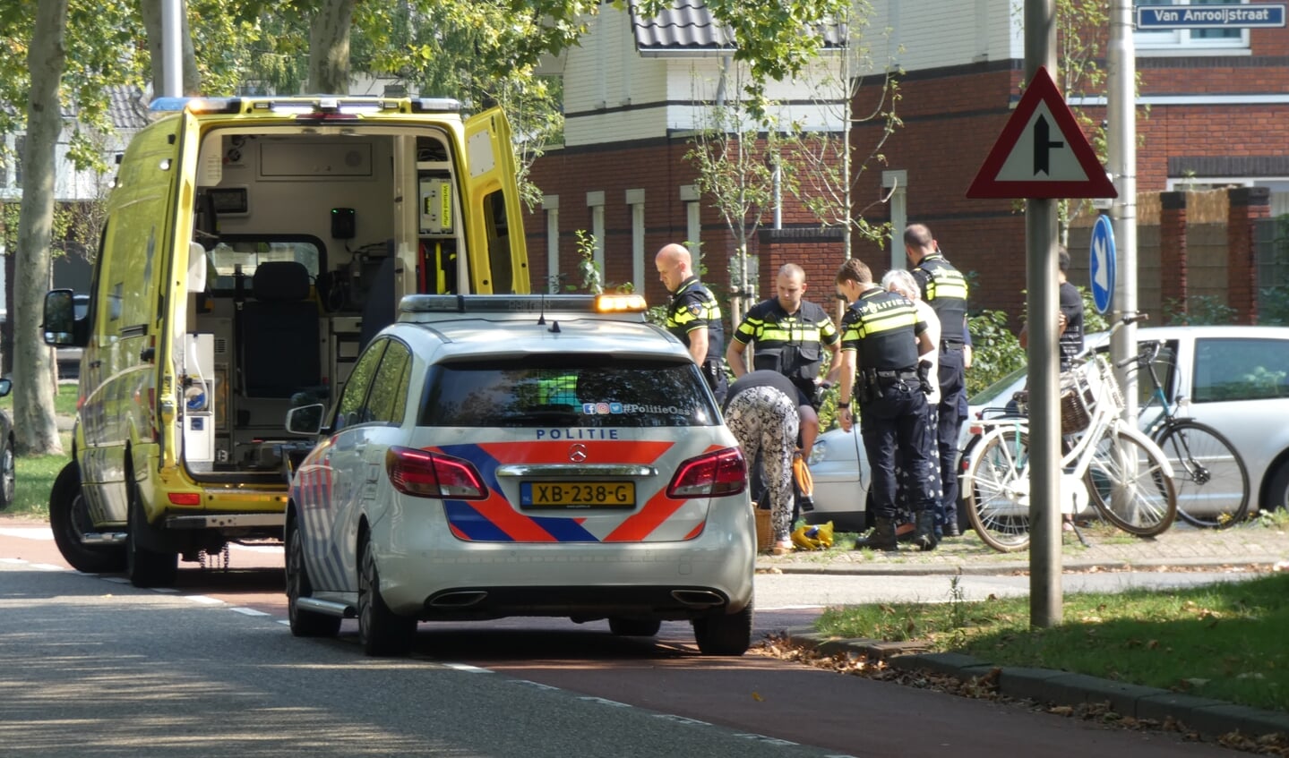 Fietsster gewond bij aanrijding op Joannes Zwijsenlaan. (Foto: Thomas)