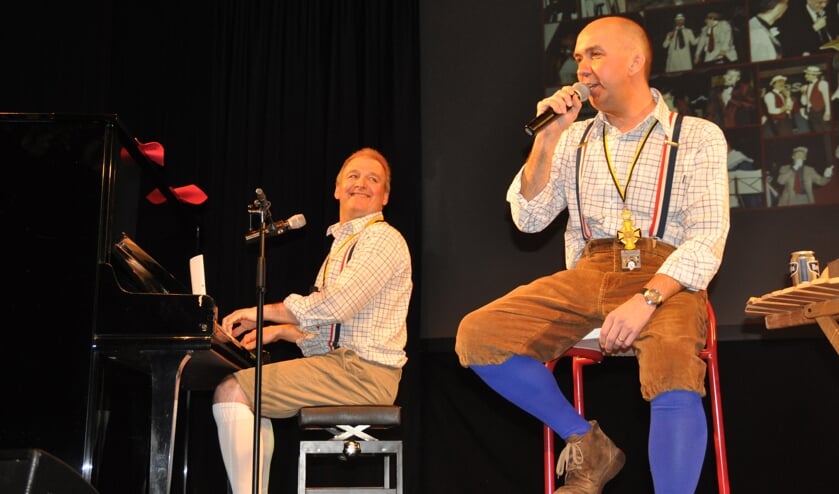 Cabaretduo Jut en Jul kiest tijdens de pronkzitting van SCM 't Gèrmelaand de Millenaar van het jaar.