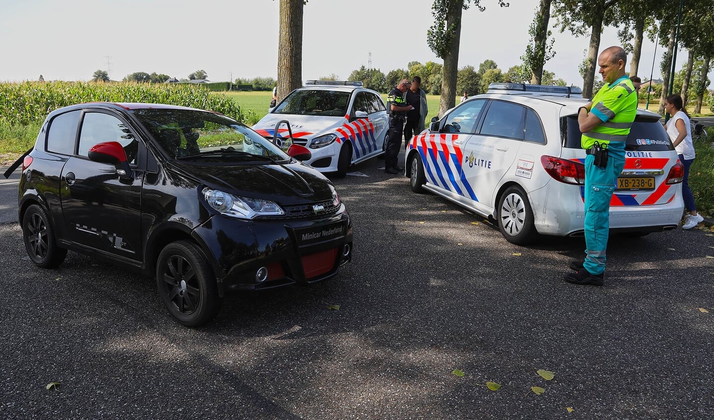 Botsing onopvallend politievoertuig en brommobiel op Osse kruising. (Foto: Gabor Heeres / Foto Mallo)