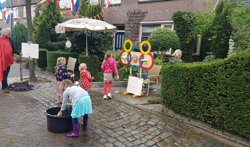 Een archieffoto van het straatfeest voor de kermis in Macharen.