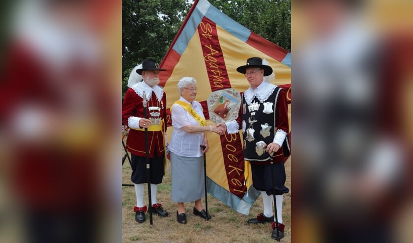 Koning Arie van de Kimmenade feliciteert Anna in het bijzijn van hoofdman Jos Huijben.