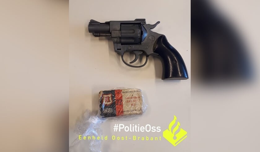 Vrouw vindt vuurwapen in schoudertas van schoonzoon. (Foto Facebook politie Oss)
