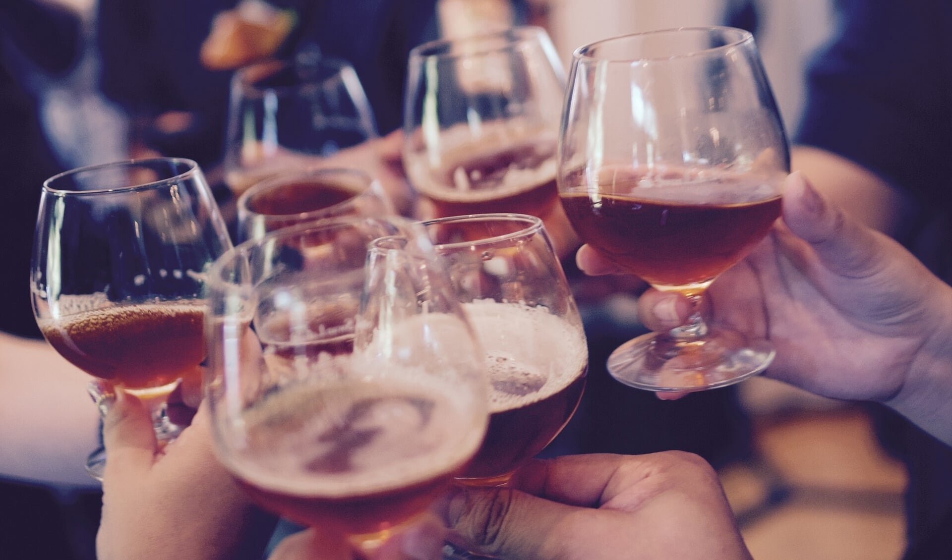 Er is onderzoek gedaan naar het alcoholgebruik onder volwassenen.