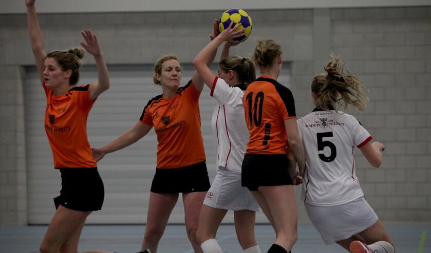 Anke Verstraten (links) is weer coach van de Korfrakkers-1