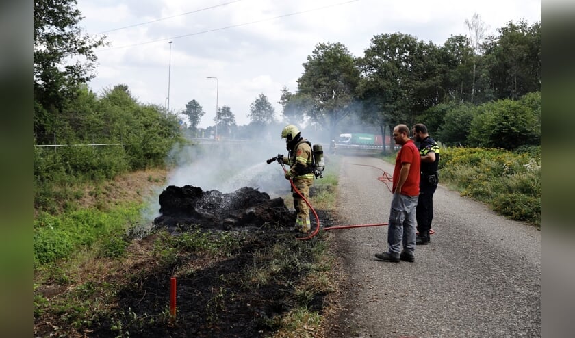 Bermbrand op parallelweg achter tankstation A73 bij Haps