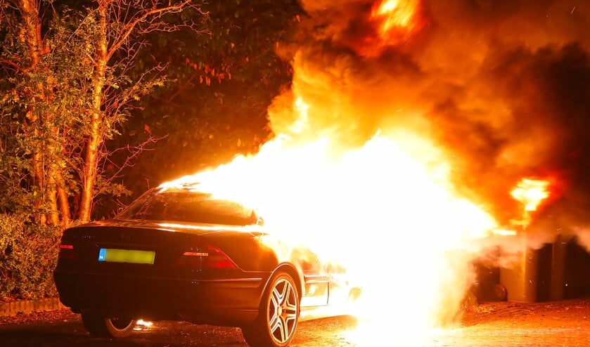 Autobrand in Zwaluwstraat. (Foto: Gabor Heeres / Foto Mallo)