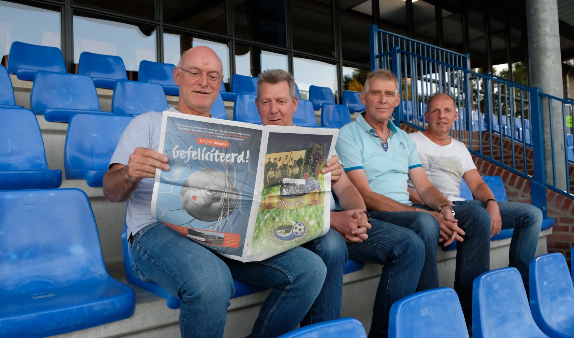 Juliana Mill viert haar 100-jarig bestaan. V.l.n.r.: Johan Berends, Tonny van Bommel, Henk de Hoog en Hans Werens. 'Derby's tegen SES trokken in de jaren '60 en '70 wel drieduizend toeschouwers.'