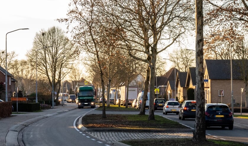 <p>De N264 voert dwars door de dorpskern van Sint Hubert.</p>
