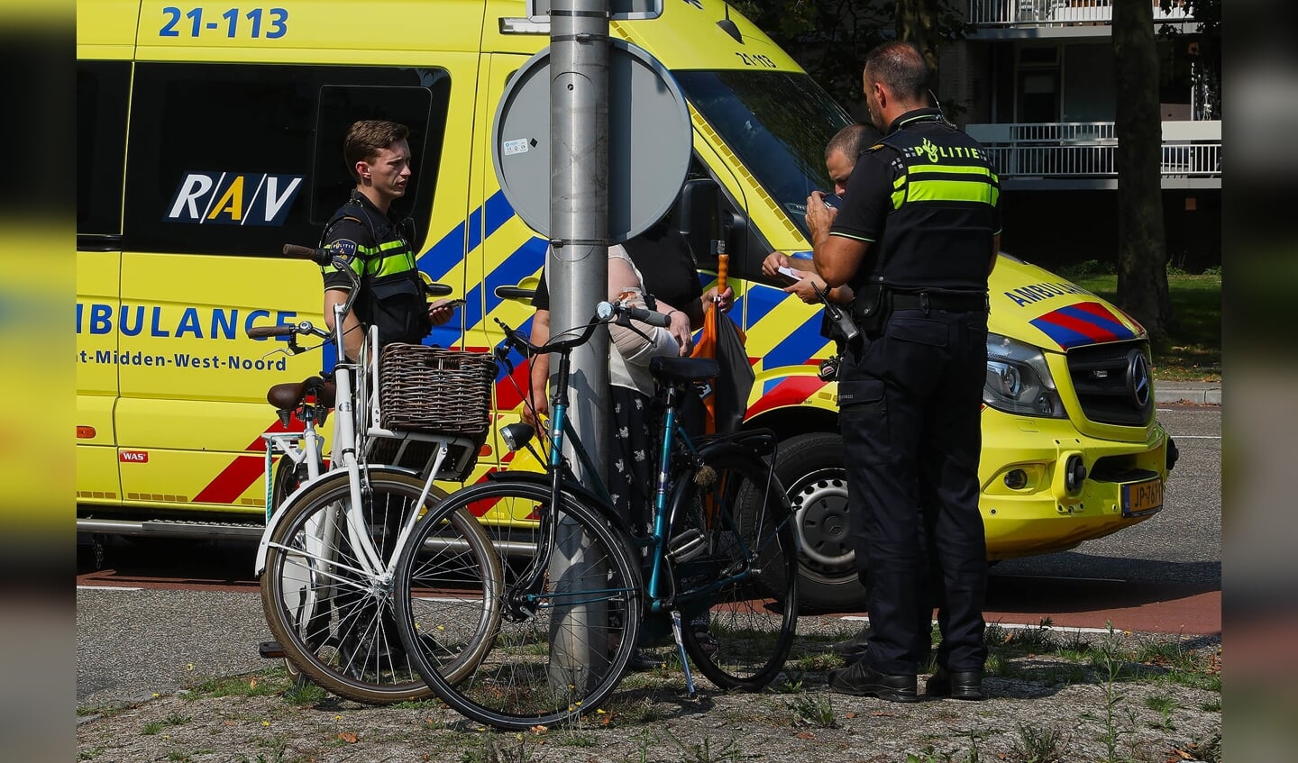 Fietsster gewond bij aanrijding op Joannes Zwijsenlaan. (Foto: Gabor Heeres / Foto Mallo)