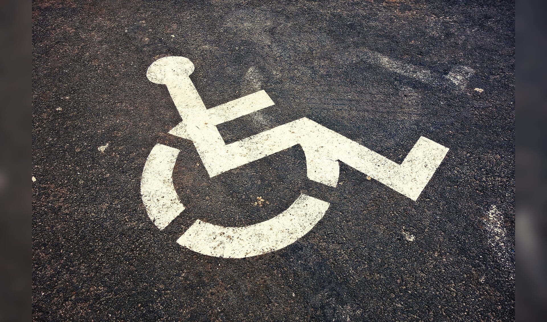Vrouw beboet voor parkeren op invalidenparkeerplaats.