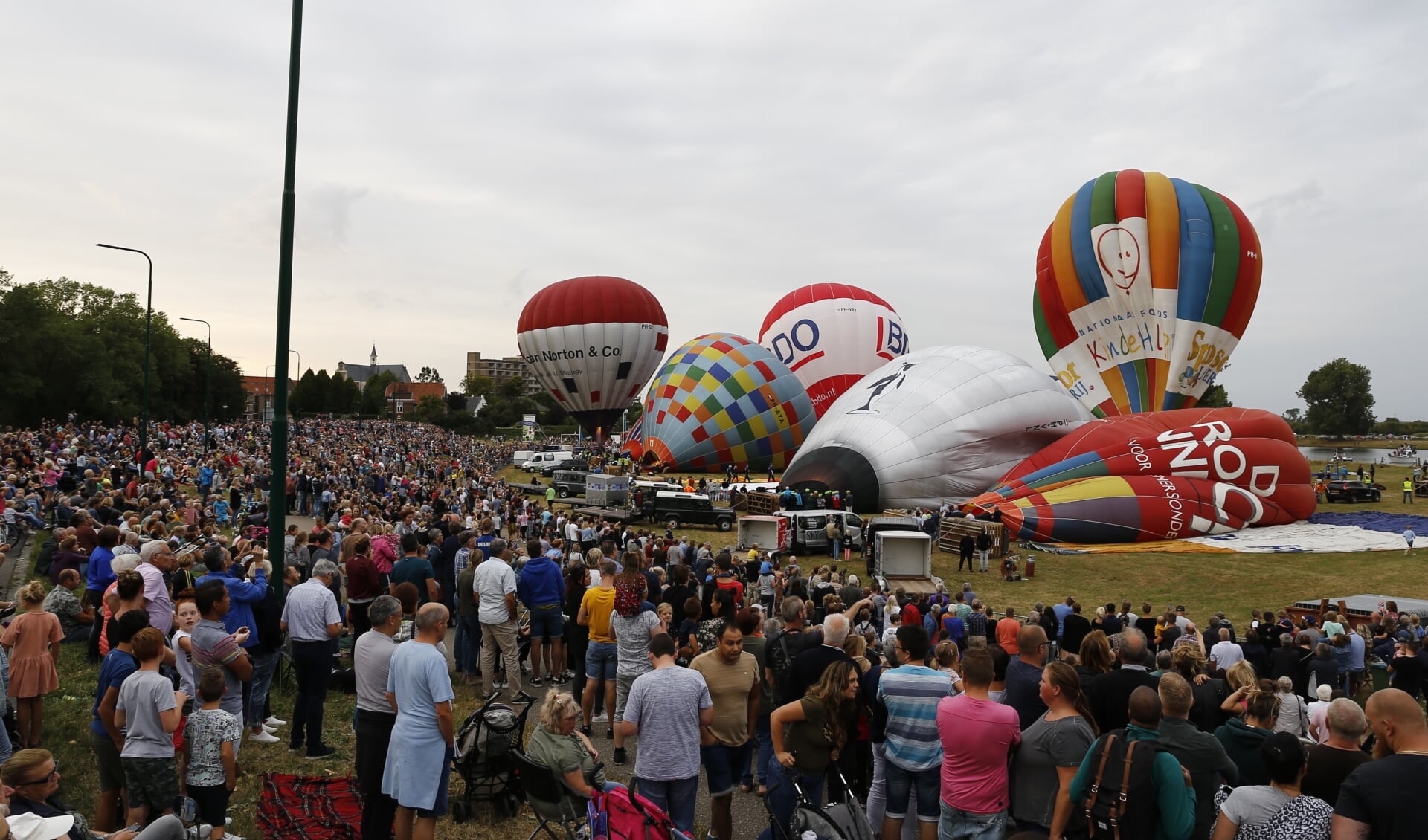 Drie keer is scheepsrecht: Tientallen ballonnen gaan op zondagavond alsnog de lucht in.