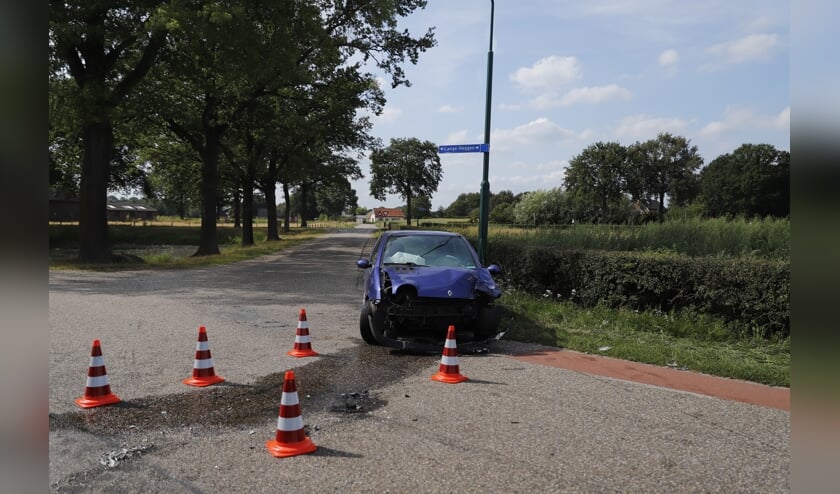 Auto's botsen op elkaar in Beugen.