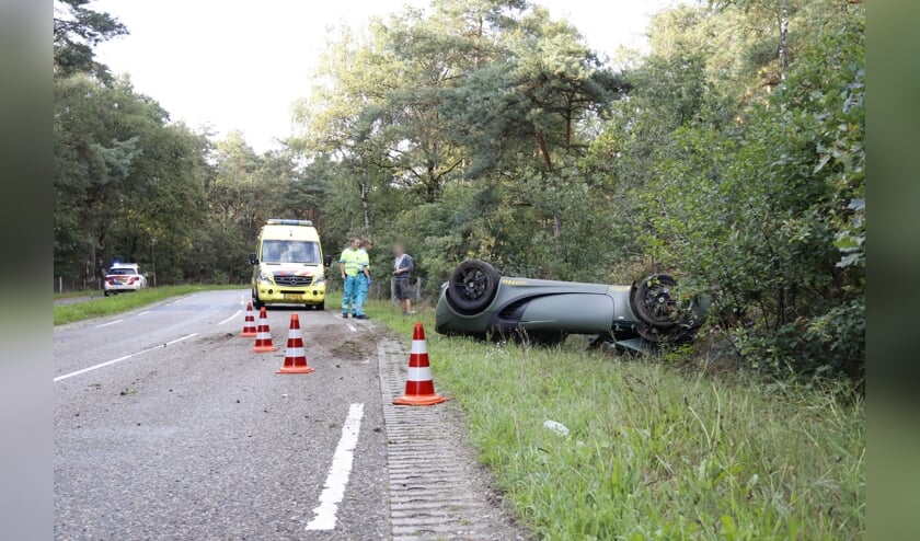 Automobilist slaat meerdere keren over de kop en stapt zonder schrammetje uit.
