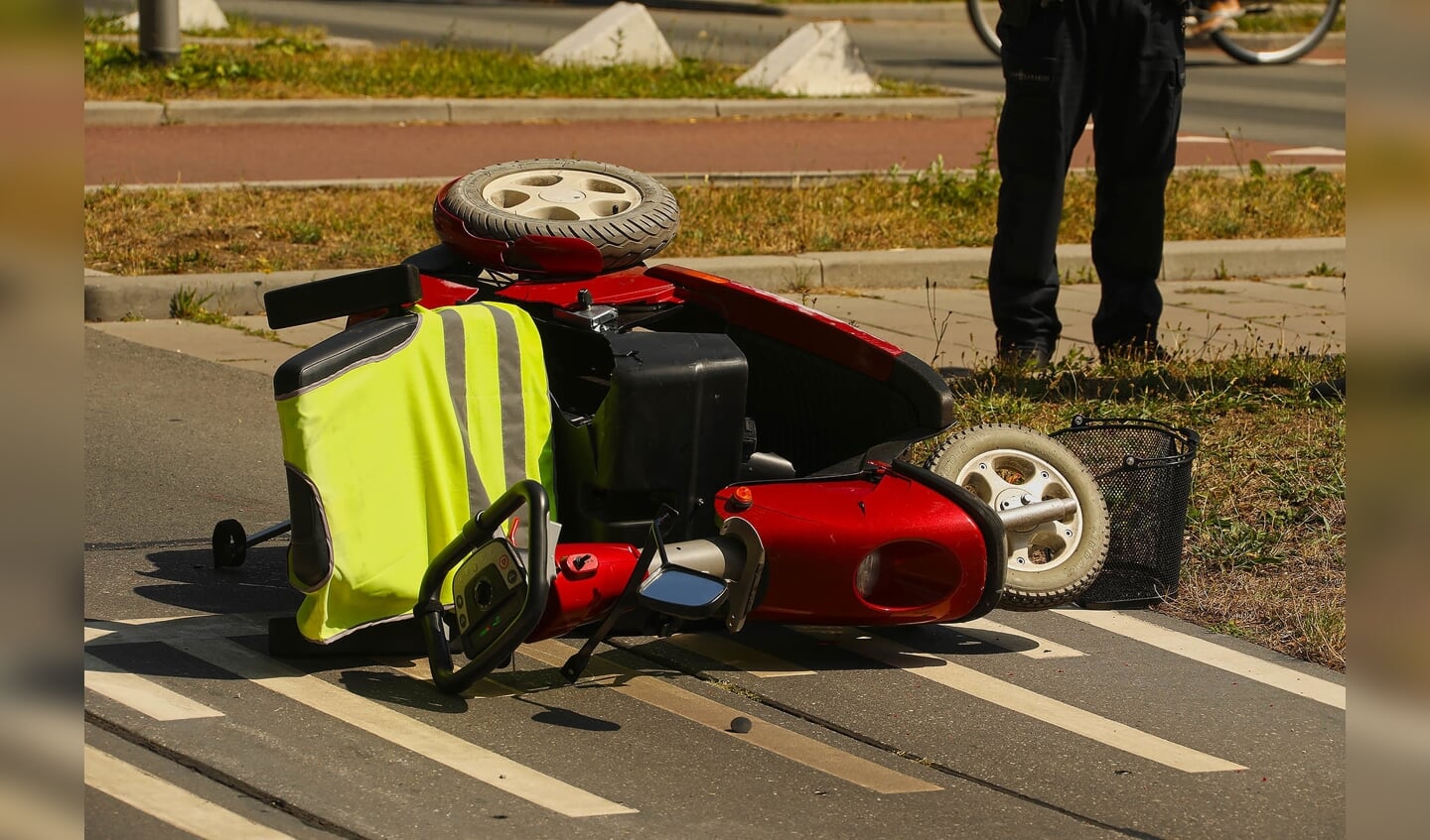 Bestuurder scootmobiel gewond bij ongeval in Oss. (Foto: Gabor Heeres / Foto Mallo)