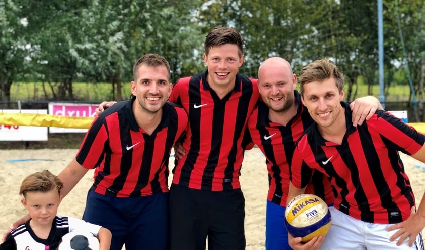 Het winnende team samen met een jonge fan.