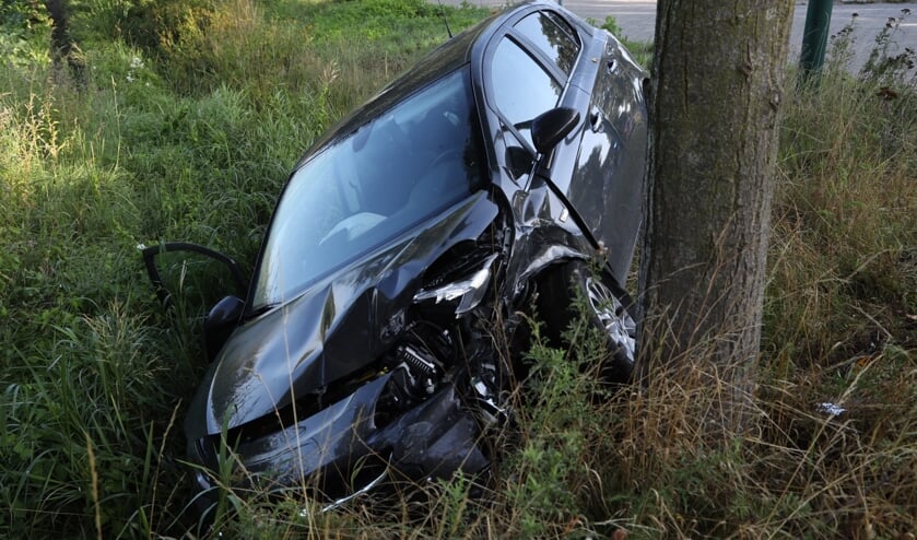 Auto rijdt na botsing de sloot in op Harenseweg. (Foto: Gabor Heeres / Foto Mallo)