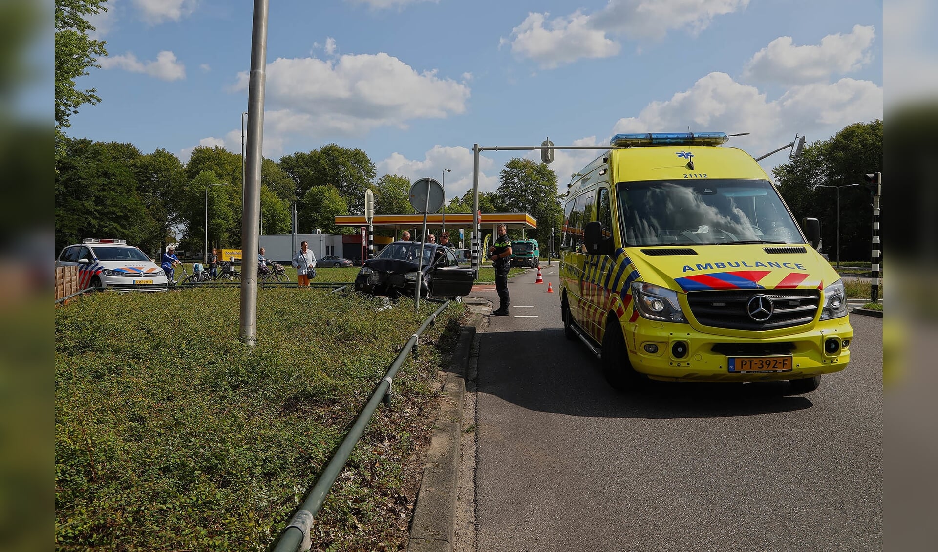 Brommobiel rijdt verkeerslicht en hekje omver op Hescheweg. (Foto: Gabor Heeres / Foto Mallo)