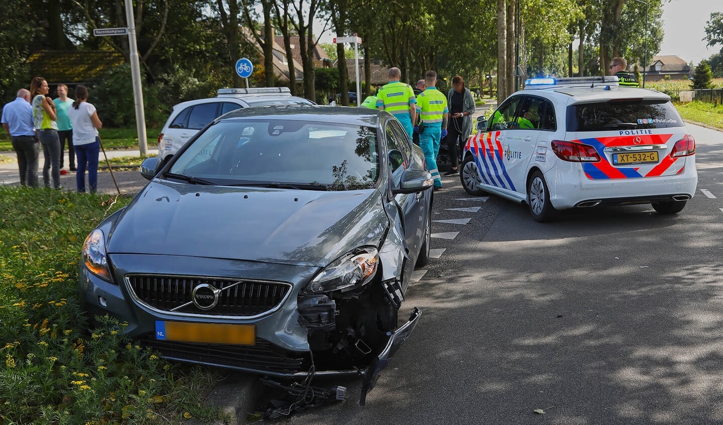 Botsing onopvallend politievoertuig en brommobiel op Osse kruising. (Foto: Gabor Heeres / Foto Mallo)