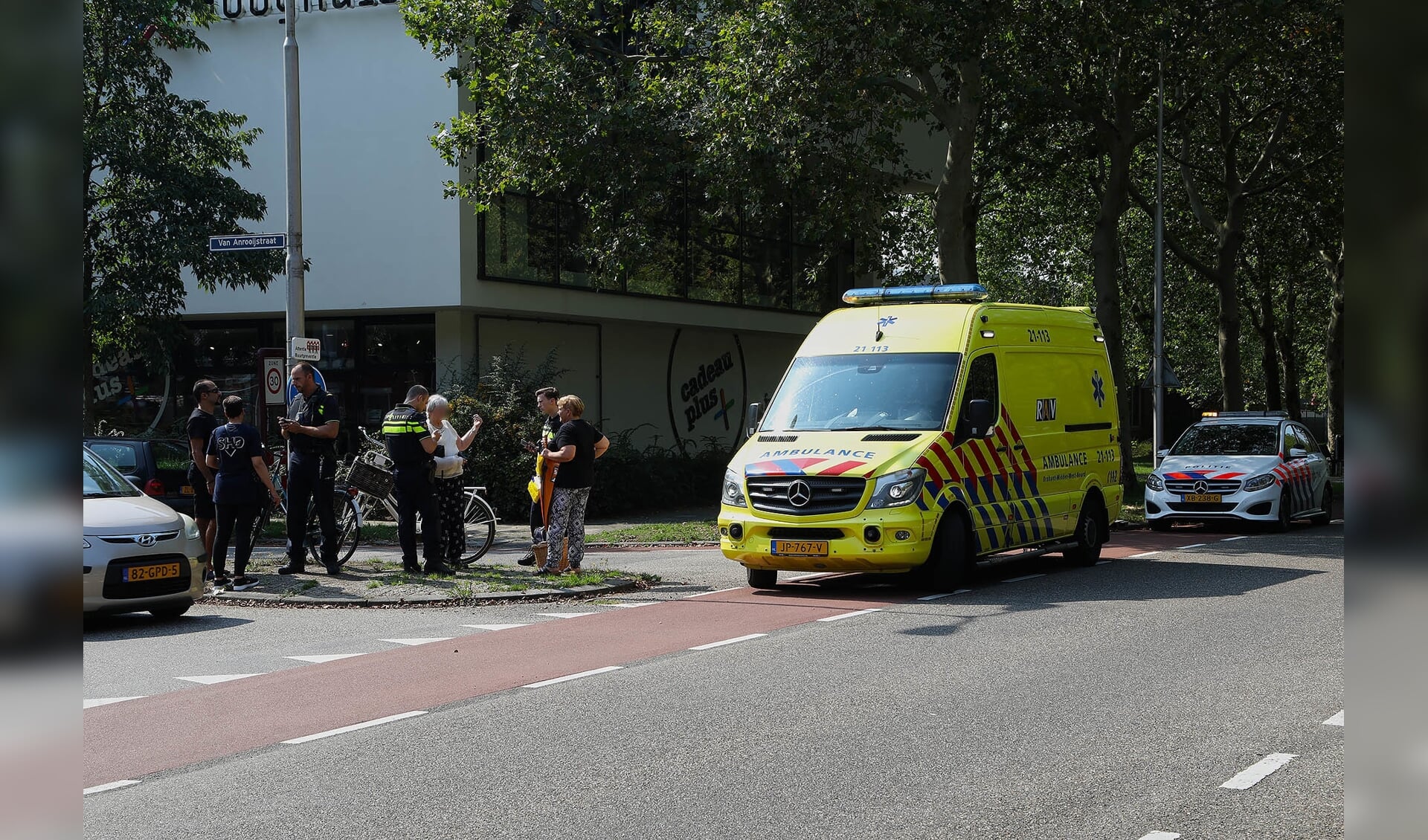 Fietsster gewond bij aanrijding op Joannes Zwijsenlaan. (Foto: Gabor Heeres / Foto Mallo)
