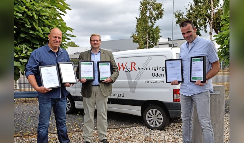Oud-minister Ard van der Steur reikte certificaten en keurmerken uit aan Willem Rutten en Sander van der Walle van W&R beveiliging.
