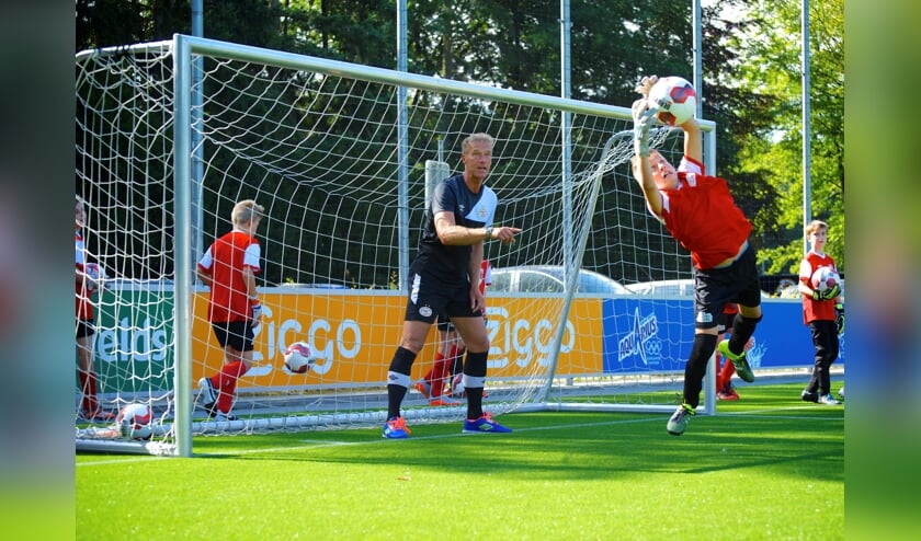 Wim Ribbens aan het werk met jonge keepers.