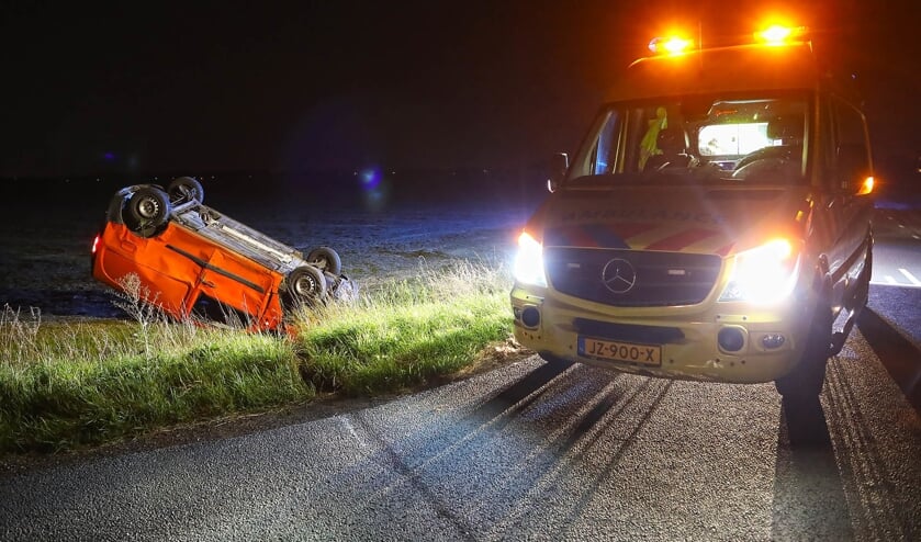 Auto op de kop in weiland; bezorger cafetaria ongedeerd. (Foto: Gabor Heeres / Foto Mallo)