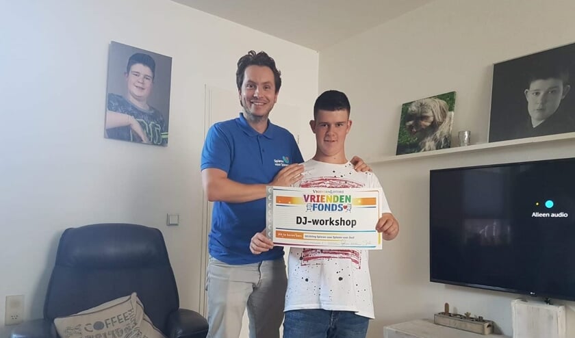 Juul van den Brink (rechts) wordt door Jelmer Huigen van Spieren voor Spieren verrast met een cheque van het VriendenFonds.