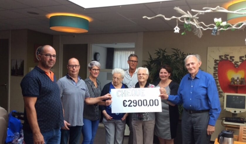 Avontuurlijke rally levert 2.900 euro op voor Hapse ouderen.