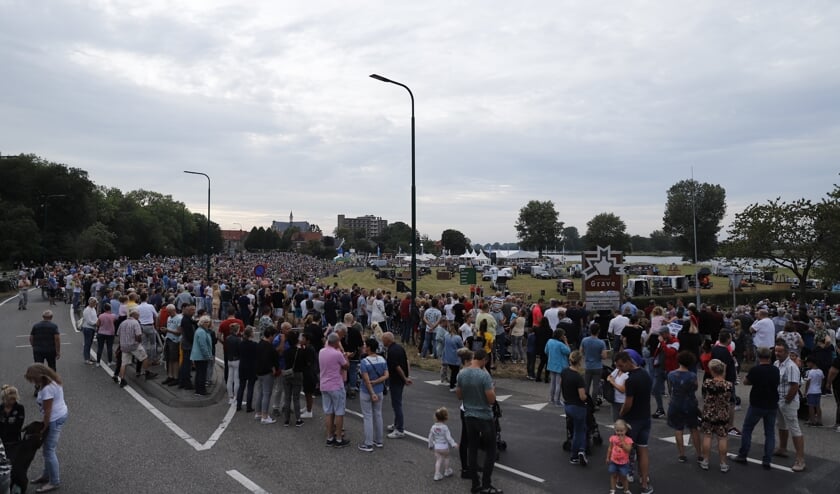 Het Ballonfestival in Grave heeft te maken met een fikse tegenvaller: de ballonnen gaan niet de lucht in.