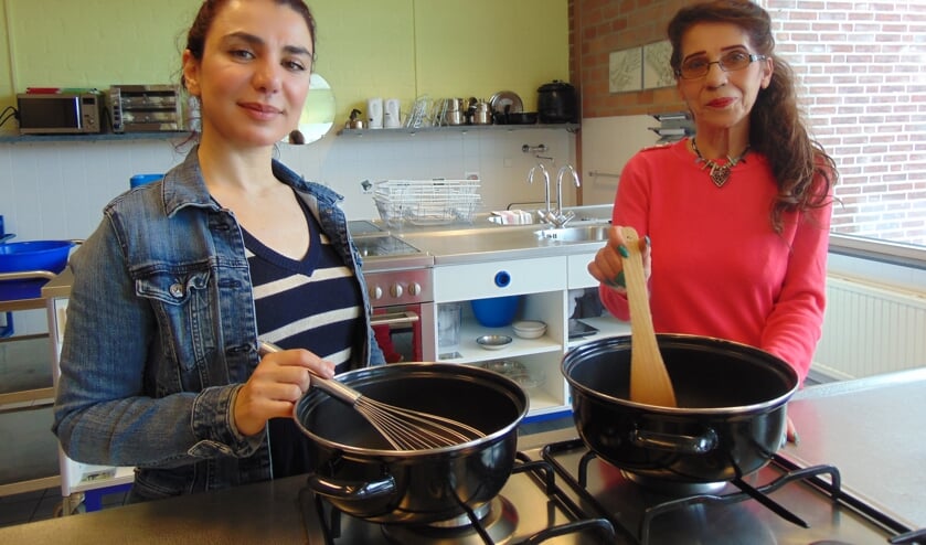 Elham (links) en Silvana heten iedereen van harte welkom.