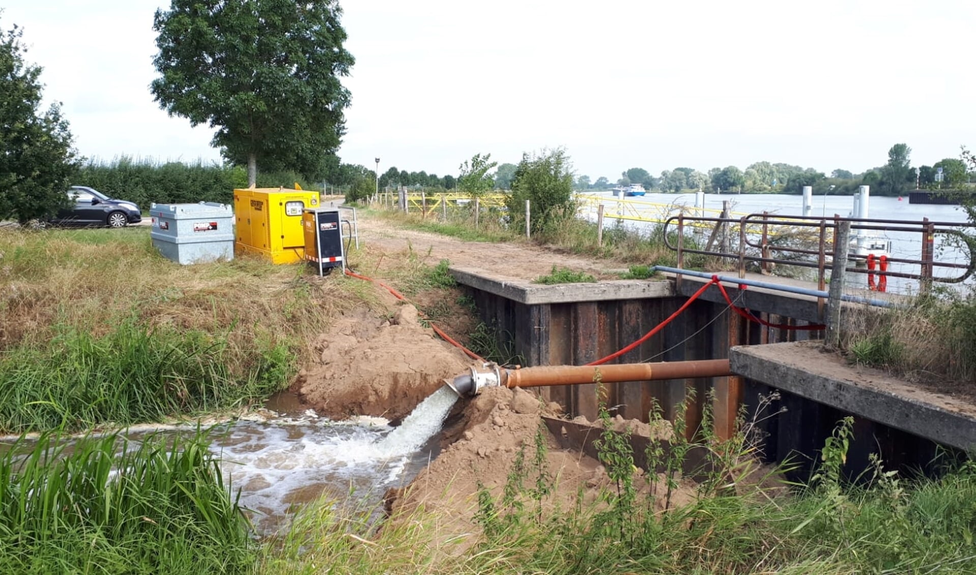 Het pompen van water uit de Maas naar de Sambeekse Uitwatering en Oeffeltse Raam.