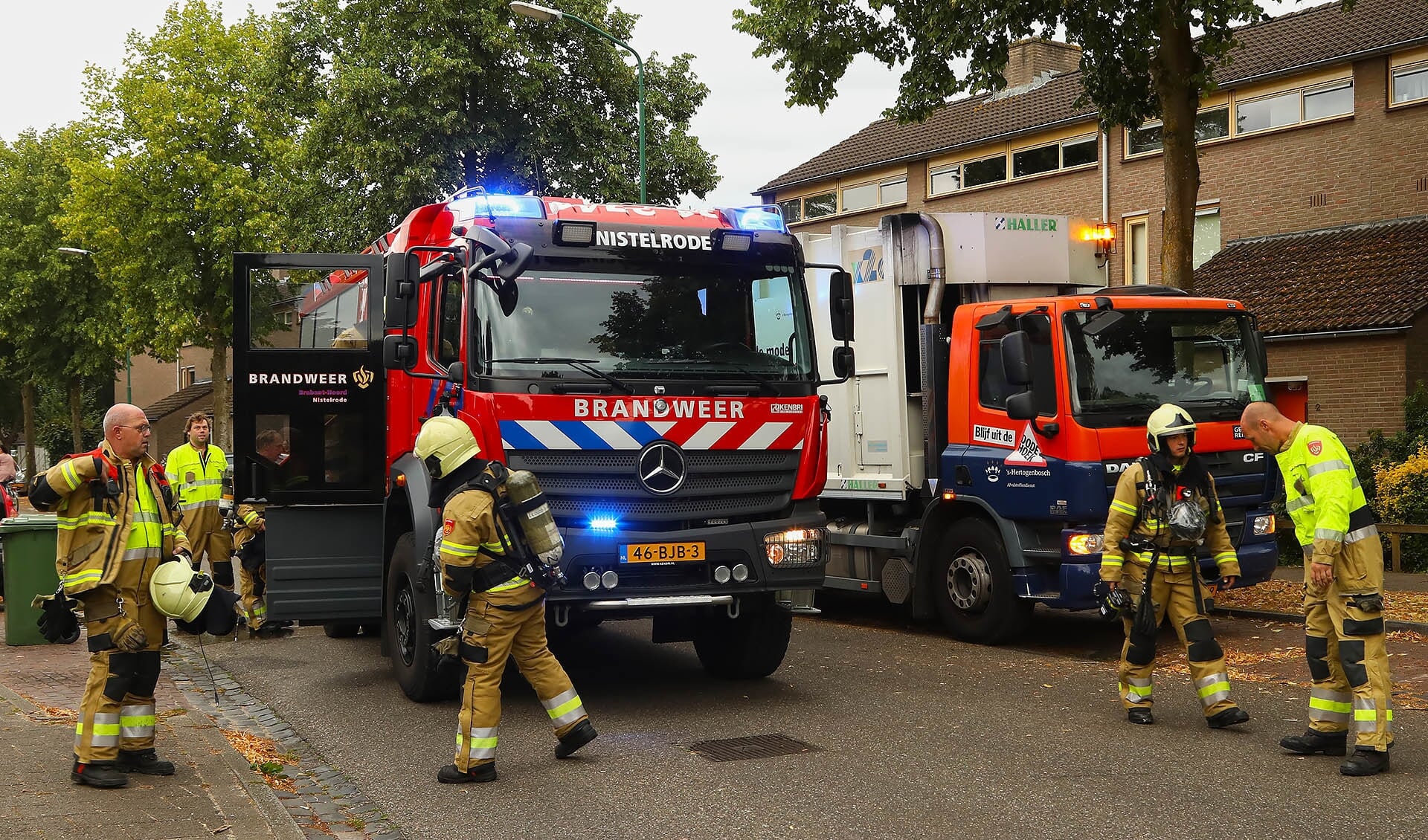 Vuilniswagen in brand in Heesch. (Foto:  Gabor Heeres / Foto Mallo)