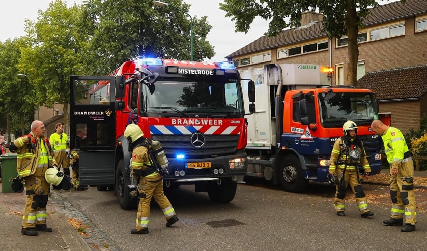 Vuilniswagen in brand in Heesch. (Foto: Gabor Heeres / Foto Mallo)