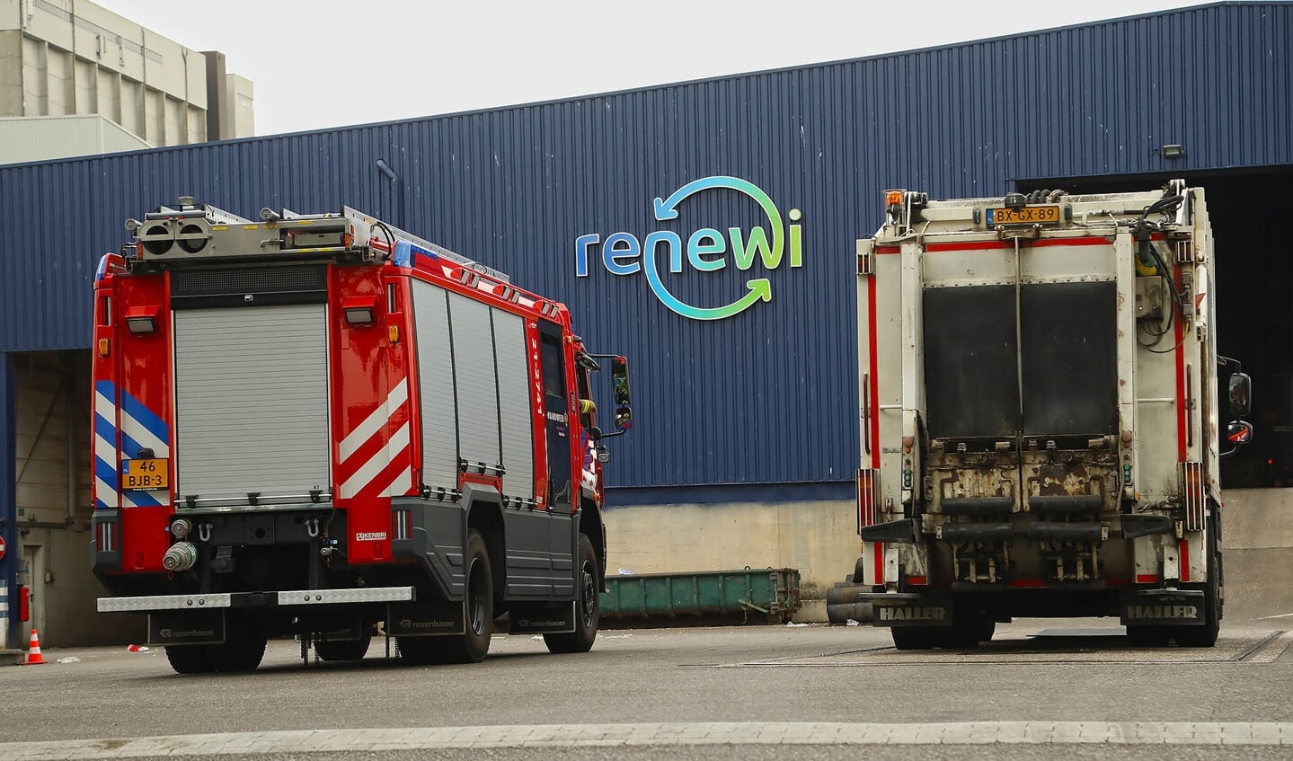 Vuilniswagen in brand in Heesch. (Foto:  Gabor Heeres / Foto Mallo)