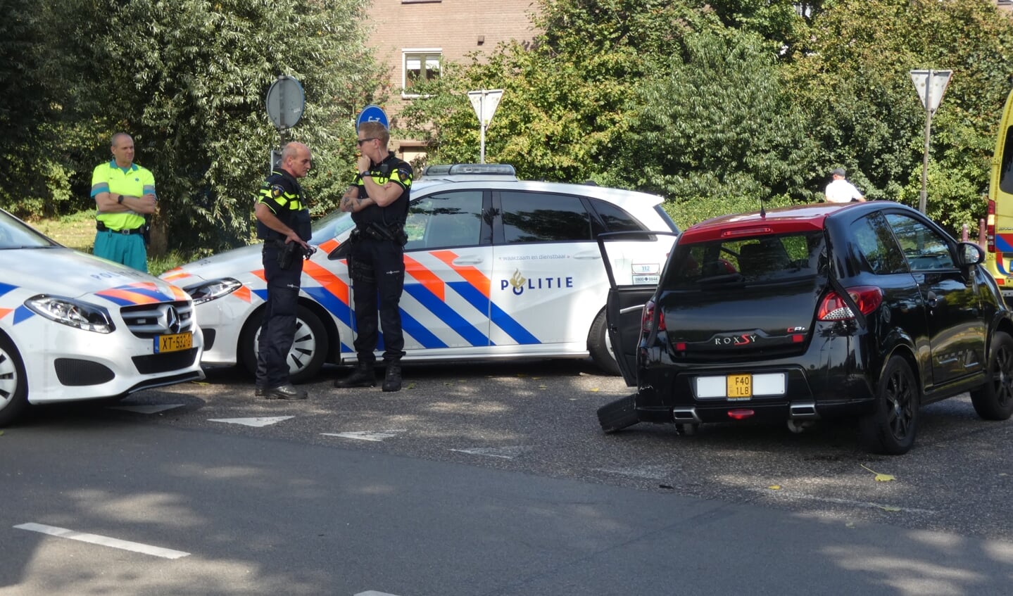 Botsing onopvallend politievoertuig en brommobiel op Osse kruising. (Foto: Thomas)