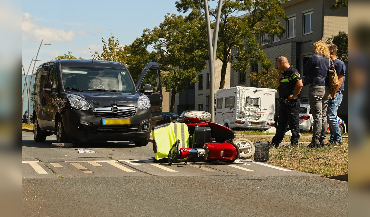 Bestuurder scootmobiel gewond bij ongeval in Oss. (Foto: Gabor Heeres / Foto Mallo)