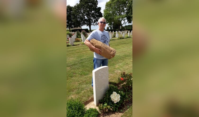 Jacques Verstappe bij het graf.
