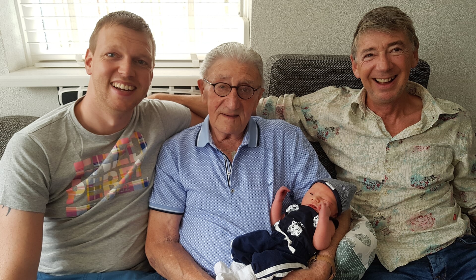 Papa Ralf (woonachtig in Heesch), overgrootopa Piet met baby Revi en opa Geert