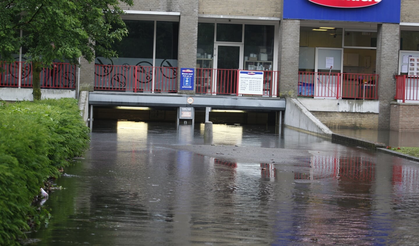 In 2016 liep onder meer de parkeergarage van de toenmalige Jan Linders-supermarkt volledig onder water