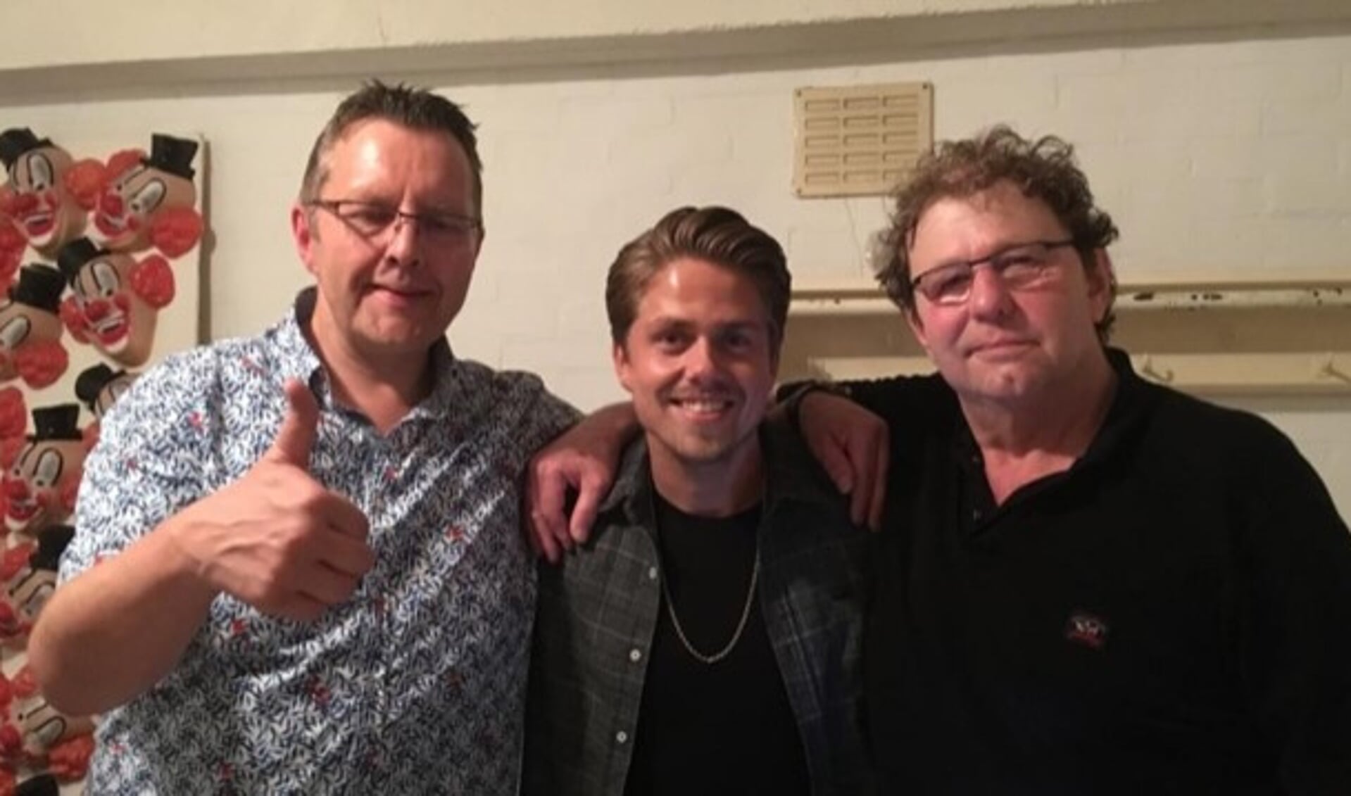 De organisatoren Sjaphanto Guntlisbergen (links) en Fred van Duinhoven (rechts) met André Hazes, de hoofdact op 18 augustus. 