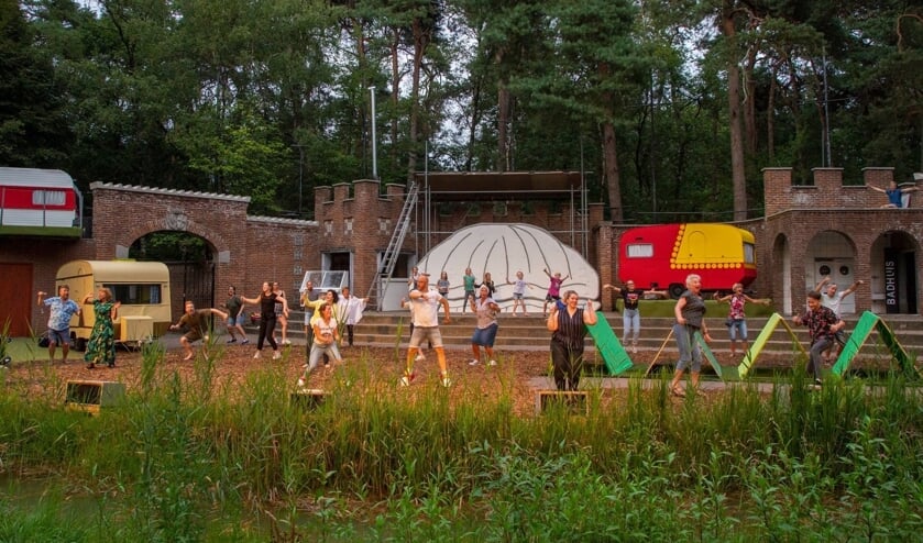 Op de camping in het Kersouwebos ontmoeten sprookjesfiguren elkaar.