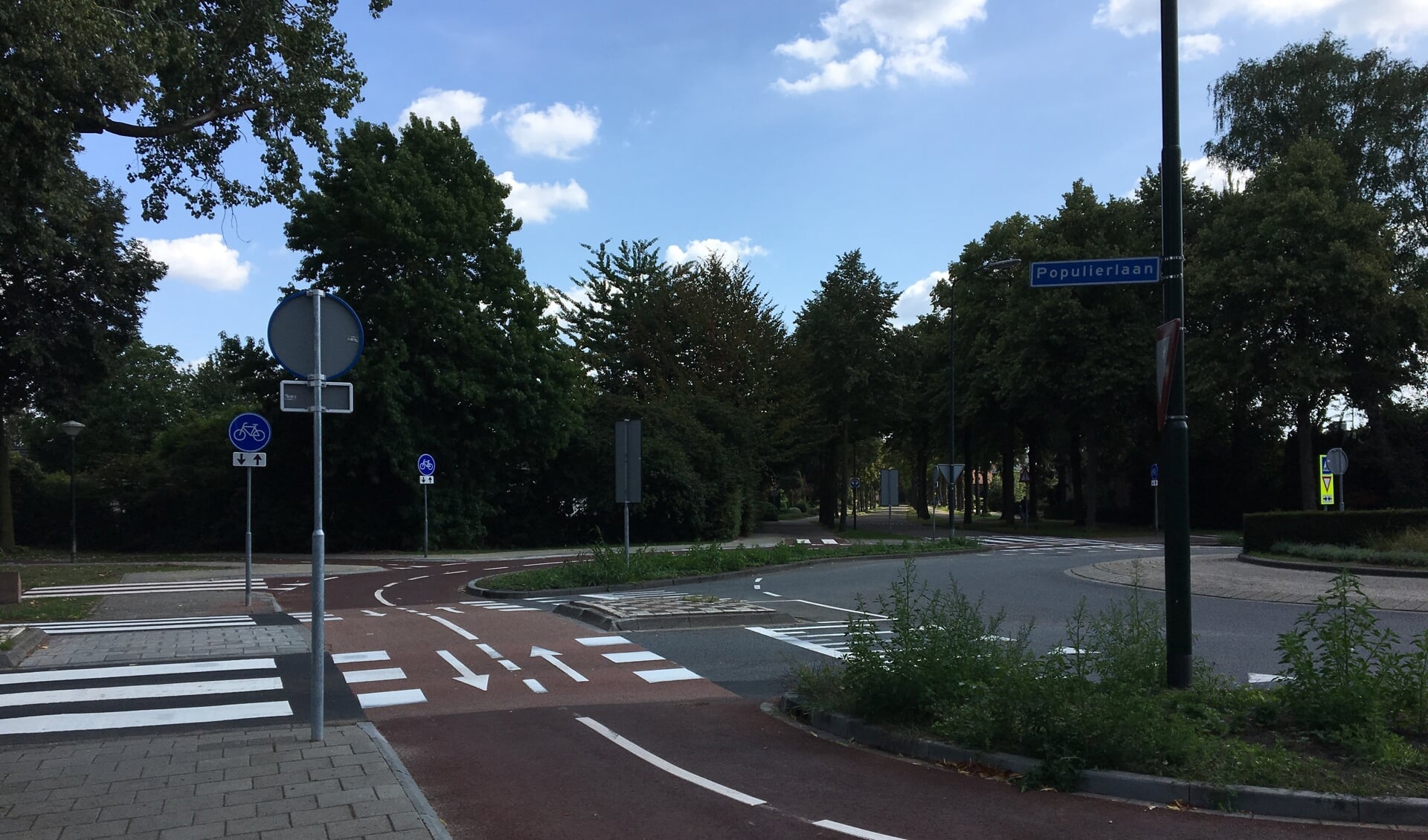 De fietspaden op de Populierlaan in Veghel. 