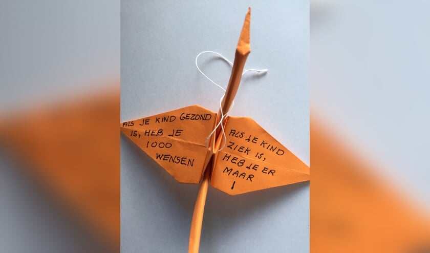 Kraanvogels vouwen voor het goede doel.