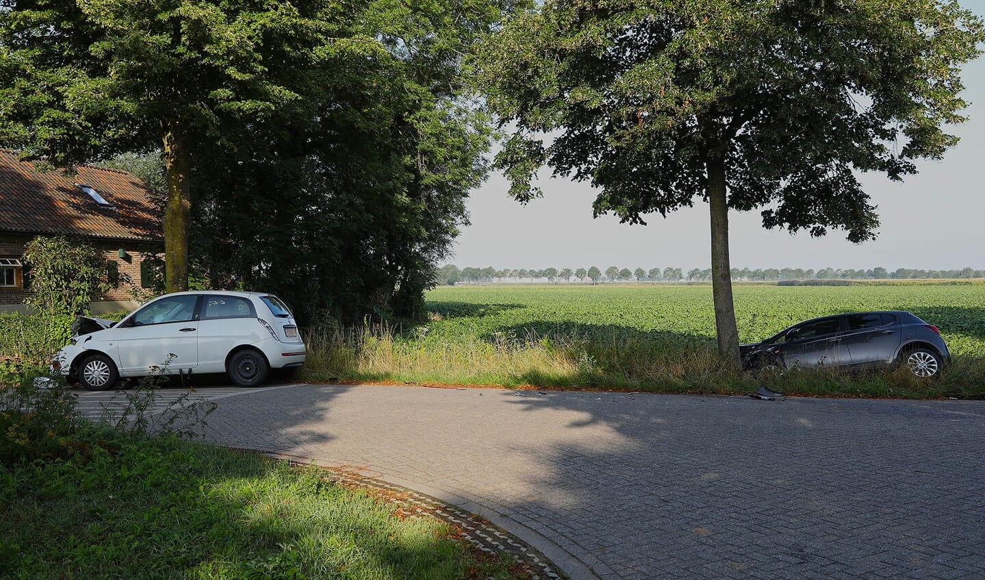 Auto rijdt na botsing de sloot in op Harenseweg. (Foto: Gabor Heeres / Foto Mallo)