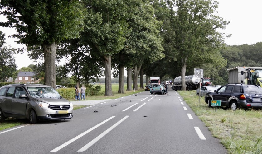 Twee gewonden bij aanrijding tussen drie auto's op N271.