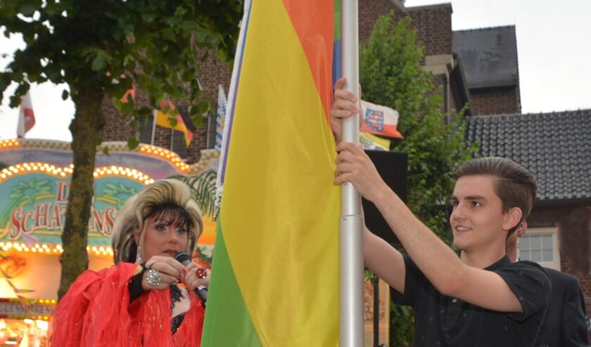 Tijdens Pink Friday op de kermis in Uden werd de regenboogvlag gehesen. Liz Richards, First Lady van de Mega Kermis Uden, nam samen met Simon van Ieperen de taak op zich. (foto: Henk Lunenburg)