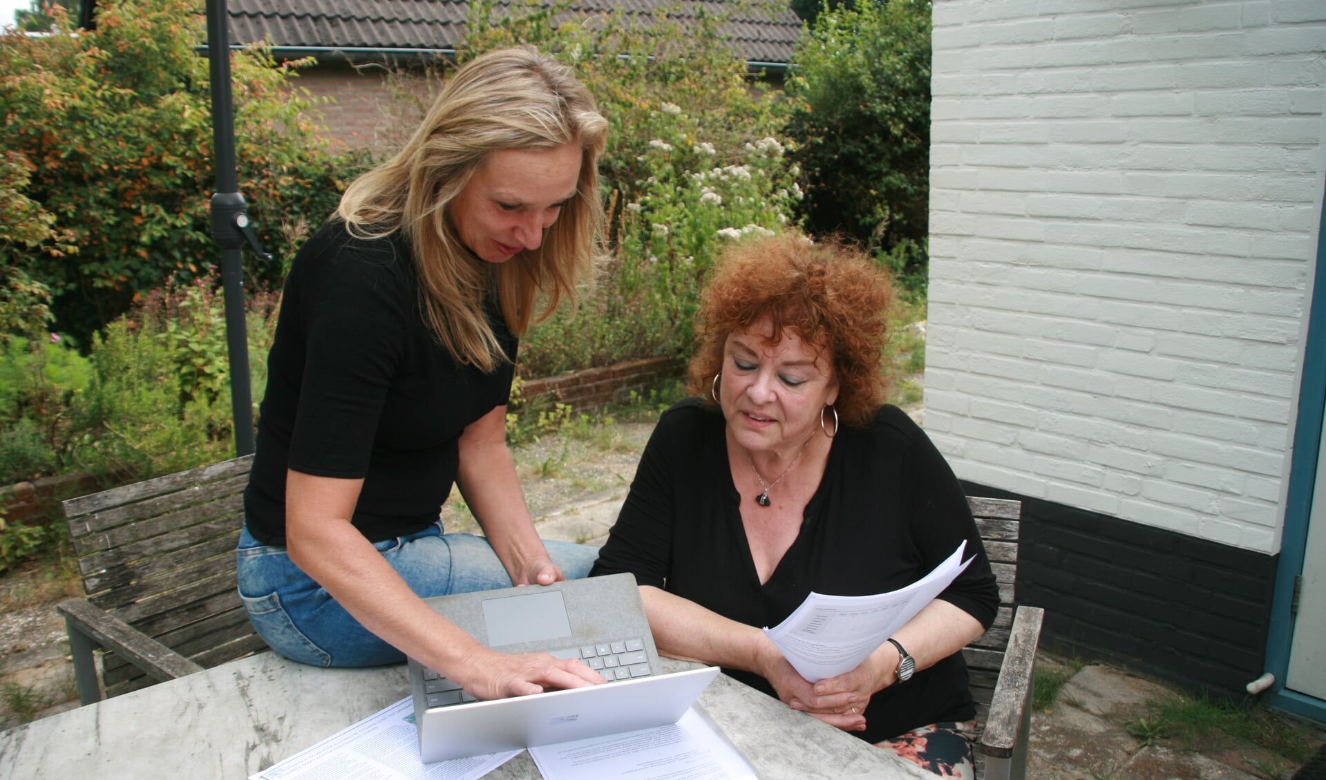 Halina Hendrickx (links) en Marije Kos ageren tegen de plannen van het Waterschap voor de 'Lob van Gennep'. 