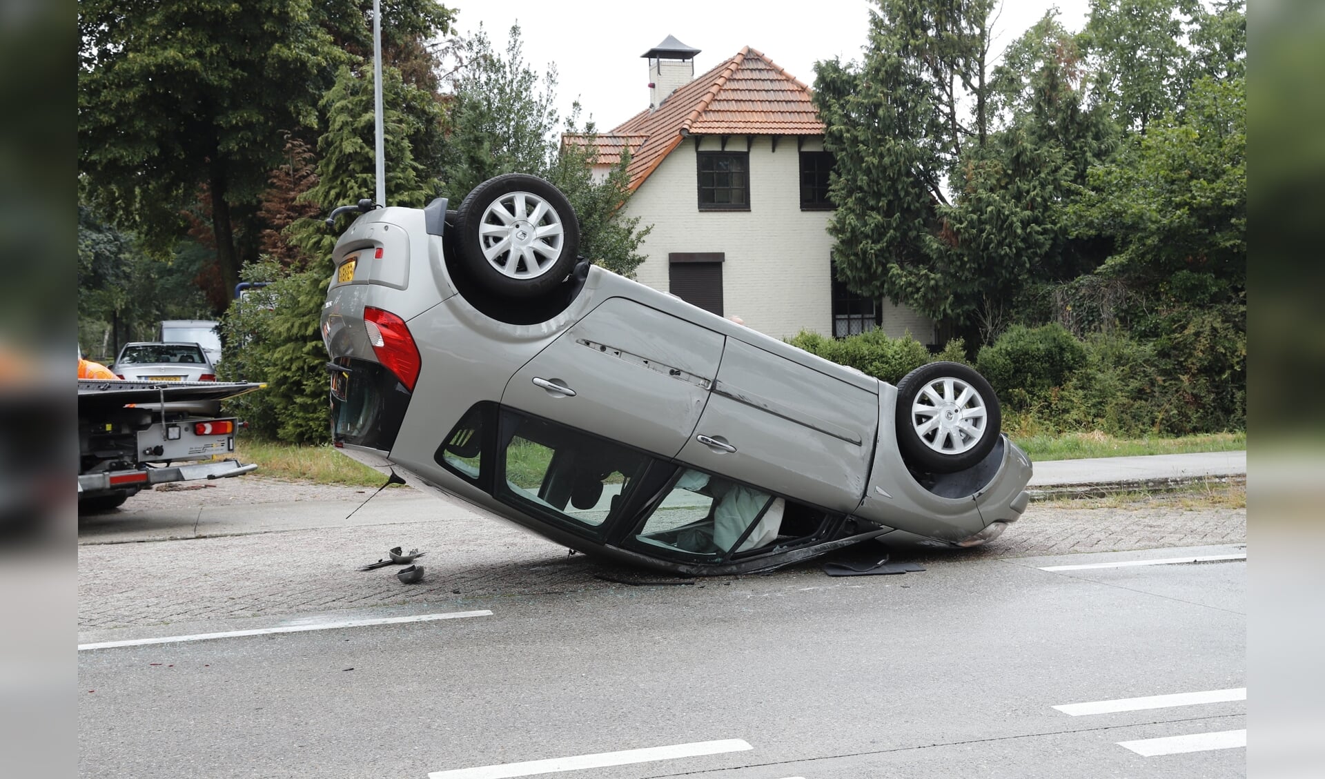 Automobilist belandt met nieuwe auto op de kop in Landhorst.