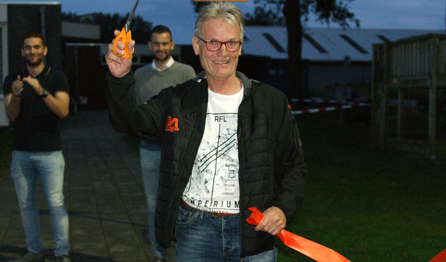 Afgelopen vrijdag werd in het bijzijn van zo'n 75 vrijwilligers het vernieuwde hoofdveld van VV Gassel geopend. (foto: Jeff Meijs/Voetbal-shoot.nl)
